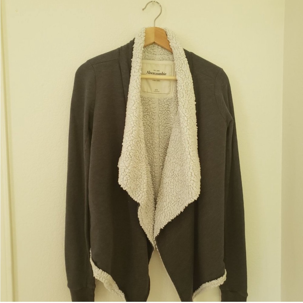 xS/S gray Abercrombie sweater